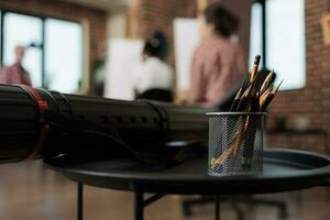 Bleistifte im Metall Halter und Segeltuch Tube auf Tabelle im modern Kunst Studio, Zeichnung Werkzeuge und liefert im Klassenzimmer. Menschen Lernen zu zeichnen und skizzieren im Gruppe, fein Kunst Bildung foto