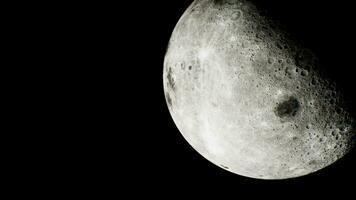 teilweise sonnendurchflutet Mond- Terrain im Aussicht von über das Erde foto