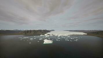schöne luftaufnahme des massiven gletschers in island und seiner lagune foto
