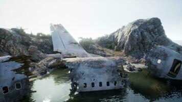zerstört Flugzeug auf robust Insel Küste foto