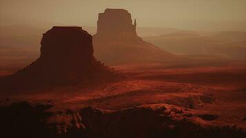 ein majestätisch Felsen Formation im das riesig Wüste Landschaft gefangen von über foto