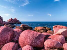 ai generiert rot Felsen im das atlantisch Ozean foto