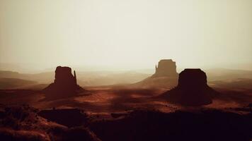 ein felsig Wüste Landschaft gefangen von über foto