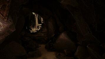 fabelhaft Aussicht von bunt Steine Innerhalb das Höhle foto