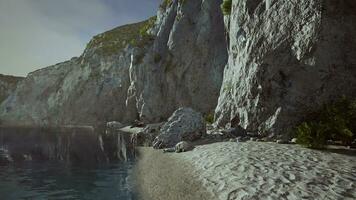 Panoramablick auf die schöne bunte riesige Klippe und das Meer foto