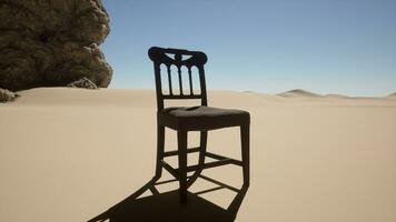 ein Stuhl Sitzung im das Mitte von ein Wüste foto