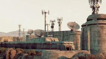 ein befestigt Militär- Base mit ein Array von Antennen auf es ist Dach foto