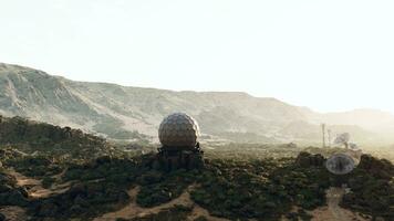 ein Observatorium mit ein Satellit Gericht mit Blick auf ein majestätisch Berg Landschaft foto