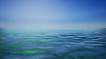 ein Gemälde von ein Körper von Wasser mit ein Blau Himmel im das Hintergrund foto