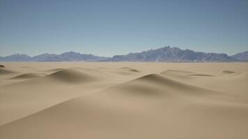 ein Wüste Landschaft mit Berge im das Entfernung foto