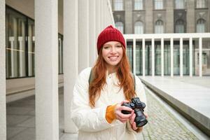 schön Lesekopf Mädchen, Fotograf mit Fachmann Kamera nimmt Bilder draußen, Gehen um Stadt und nehmen Fotos, Besichtigung foto