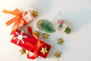 Weihnachten Elemente, Geschenke, Tanne Geäst, rot Dekorationen auf Weiß Hintergrund. Weihnachten Konzept, Winter, Neu Jahr foto