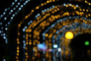 Weihnachten Konzept 2024 Bokeh Hintergrund von Beleuchtung von Weihnachten Baum Dekorationen im Feier foto