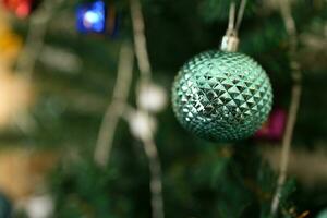 fröhlich Weihnachten 2024 Konzept Weihnachten Bälle sind benutzt zu schmücken das Weihnachten Baum beim Familie Parteien. foto