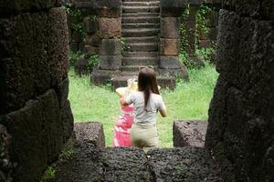 Frauen bringen thailändisch Kostüme zu Anbetung heilig Objekte beim nang phaya Schloss, buntharik Bezirk, ubon Ratchathani Provinz, Thailand. foto