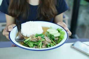 thailändisch Essen, gebraten Grünkohl mit Schweinefleisch im Hand foto