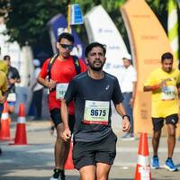 Neu Delhi, Indien - - Oktober 15 2023 - - Vedanta Delhi Hälfte Marathon- Rennen nach covid im welche Marathon- Teilnehmer Über zu Kreuz das Fertig Linie, Delhi Hälfte Marathon- 2023 foto