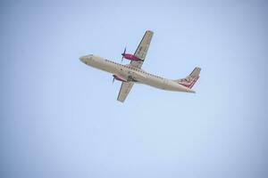 Neu Delhi, Indien, April 16 2023 - - Privat Jet nehmen aus von indra Gandhi International Flughafen Delhi, kompakt Flugzeug inländisch Flugzeug fliegend im das Blau Himmel während Tag Zeit foto