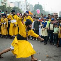 Delhi, Indien, Oktober 2, 2023 - - sikhs Anzeige Gatka und kriegerisch Kunst während jährlich Nagar Kirtan, traditionell, Prozession auf Konto von Geburtstag von Guru Nanak dev ji, Nagar Kirtan im Osten Delhi Bereich foto