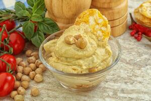 natürlicher Bio-Kichererbsen-Hummus mit Olivenöl foto