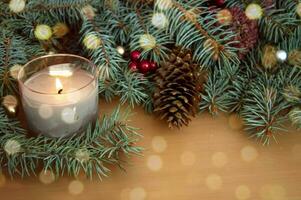 Weihnachten Hintergrund. Weihnachten Baum Geäst, Zapfen, Geschenk, Bälle, Kerze auf hölzern Textur foto