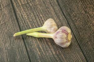 zwei jung Knoblauch Über Hintergrund foto