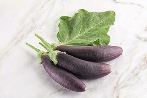 roh reif organisch Aubergine mit Blatt foto