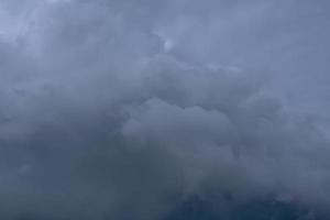 dramatischer Himmel mit stürmischen Wolken foto