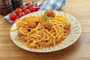 Spaghetti mit Hackbällchen in Tomatensoße foto