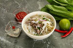 Vietnamesisch Suppe pho bo mit Rindfleisch foto