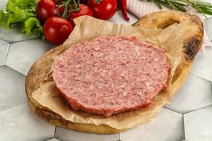 roh Rindfleisch ungekocht Burger Schnitzel foto