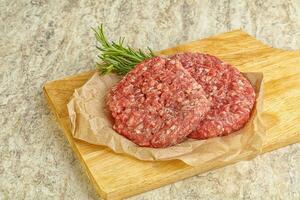 rohes Rindfleisch-Burger-Kotelett zum Grillen foto