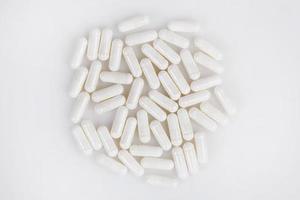 medizinische Pillen auf weißem Hintergrund foto