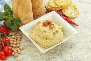 natürlicher Bio-Kichererbsen-Hummus mit Olivenöl foto