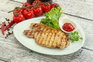 gegrilltes Schweinesteak mit Ketchup foto