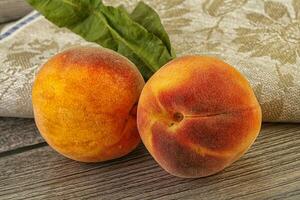 zwei reif Süss Pfirsiche Obst foto