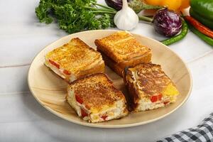 heiß Sandwich Käse und Tomate foto