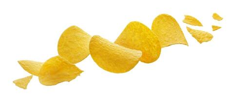 zerquetscht Kartoffel Chips isoliert auf Weiß Hintergrund foto