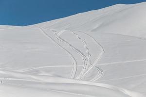 Berge mit Schneeskistraßen und Bäumen foto