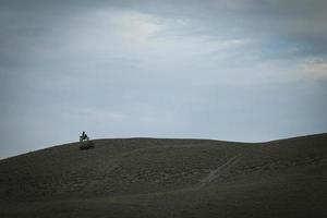 der Biker fährt Motorrad auf den Bergen foto