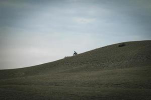 der Biker fährt Motorrad auf den Bergen foto