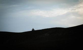 der Biker fährt Motorrad auf den Bergen foto