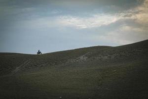 der Biker fährt Motorrad auf den Bergen foto