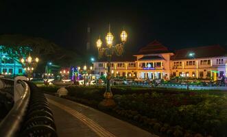 Malang, Indonesien - - November 13 2023 - - Nacht Zeit Atmosphäre beim Stadt Halle im malang Stadt, Osten Java, Indonesien foto