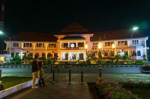 Malang, Indonesien - - November 13 2023 - - Nacht Zeit Atmosphäre beim Stadt Halle im malang Stadt, Osten Java, Indonesien foto