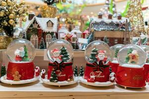 Weihnachten Schnee Globus Verkauf beim das Weihnachten Markt. foto