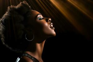 ai generiert schwarz weiblich Sänger Singen mit Mikrofon im Vorderseite von dunkel Hintergrund Bokeh Stil Hintergrund foto