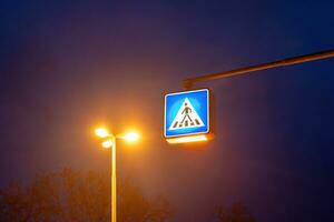 ein Fußgänger Kreuzung der Verkehr Zeichen beim Nacht foto