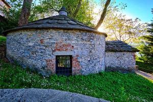 alte ikonische kühlboxen am ufer des varese foto