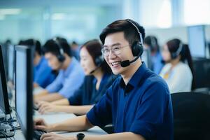 ein asiatisch Menschen tragen ein Headset Arbeiten im ein Anruf Center foto